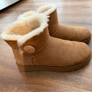 UGG Bailey button